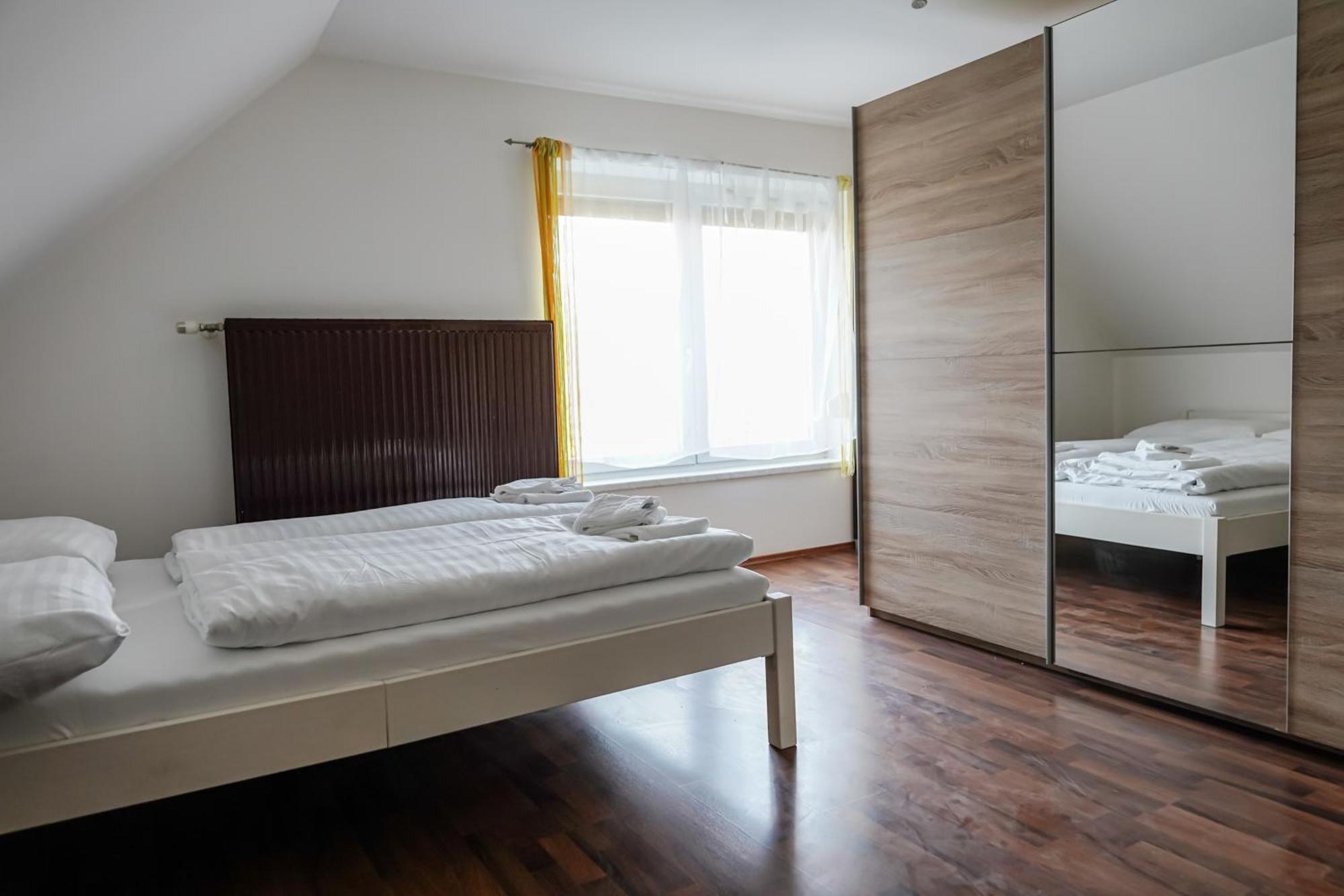 Spacious House With 5 Ferienhaus